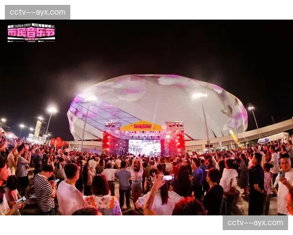 龙兴足球场的草坪更换：工作人员为中超首秀做最后准备