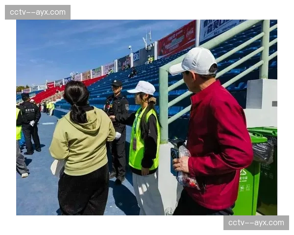 赛场暖心一幕：竞争对手搀扶摔倒车手完成比赛