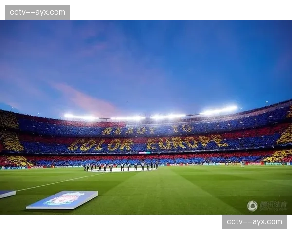 镜头记录：诺坎普球迷在梅西纪念赛中场休息时，举起巨型马赛克拼图致敬